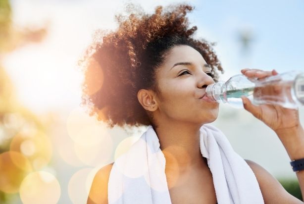 Beba muita água para aliviar os sintomas da TPM