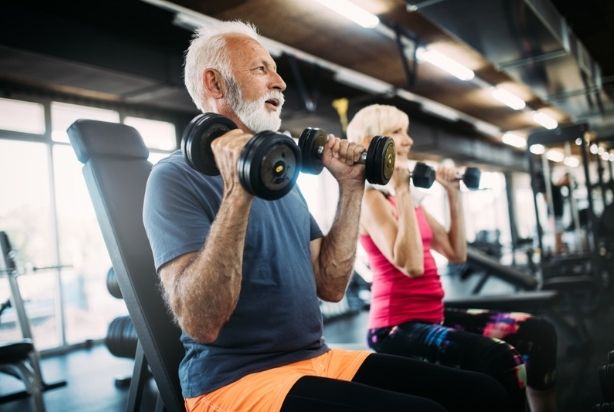 Conheça os principais benefícios da musculação para pessoas de todas as idades