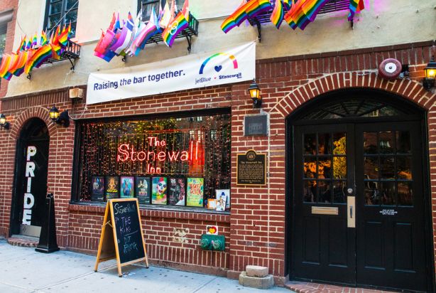 Foto da entrada do antigo bar LGBTQIA+ Stonewall Inn