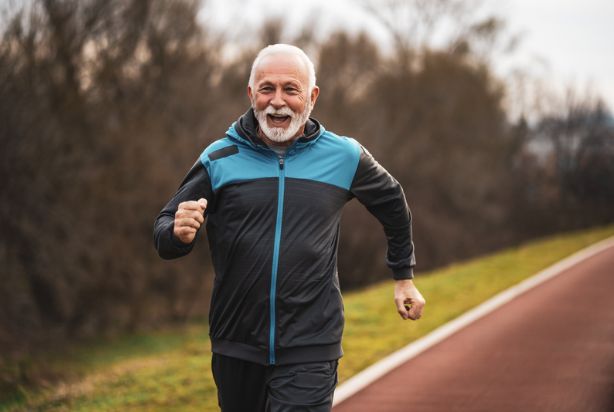 Homem praticando atividade física para um envelhecimento saudável