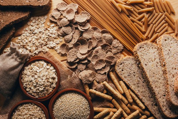 Vários alimentos integrais, como massas, grãos e cereais