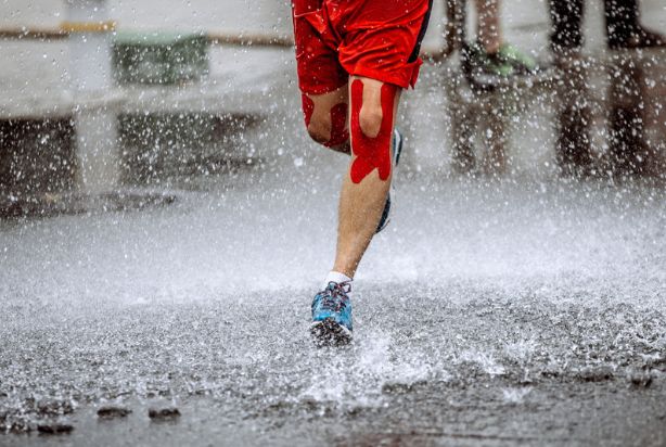 Homem correndo na chuva