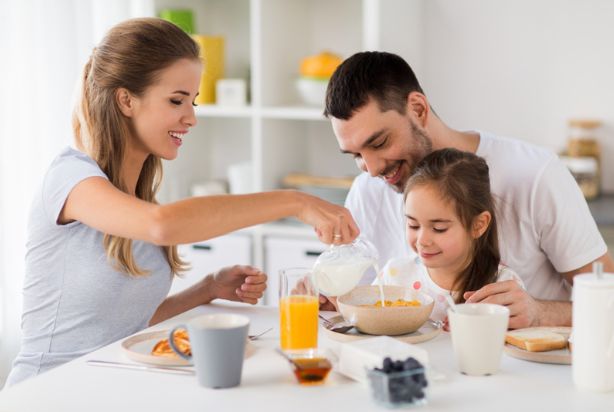 Família tomando café da manhã