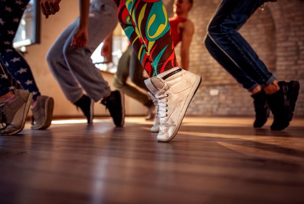 Aula de dança emagrece? Confira seus benefícios para a saúde