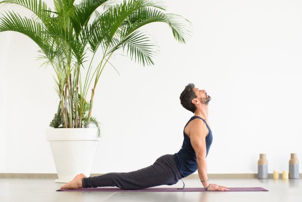 Yoga para iniciantes: as posturas que o ajudarão a levantar o bumbum – Nova  Mulher