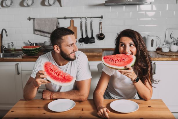 casal comendo melancia 