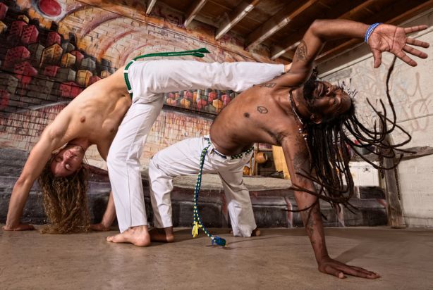 Duas pessoas treinando capoeira