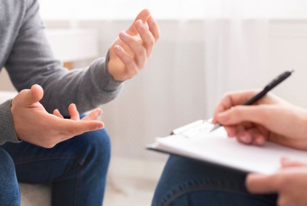 psicólogo conversando com paciente