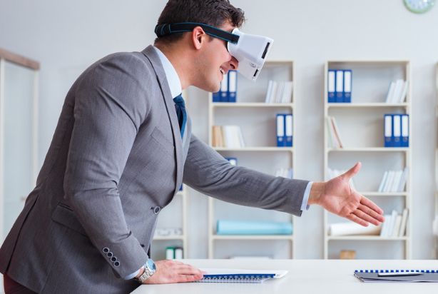 homem com óculos de realidade virtual