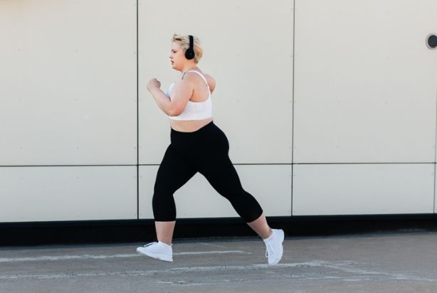 mulher correndo com sobrepeso