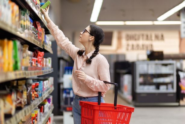 mulher fazendo compra no supermercado