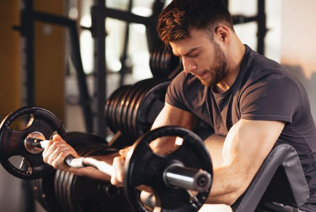 Treino de bíceps: 4 exercícios para melhorar os resultados