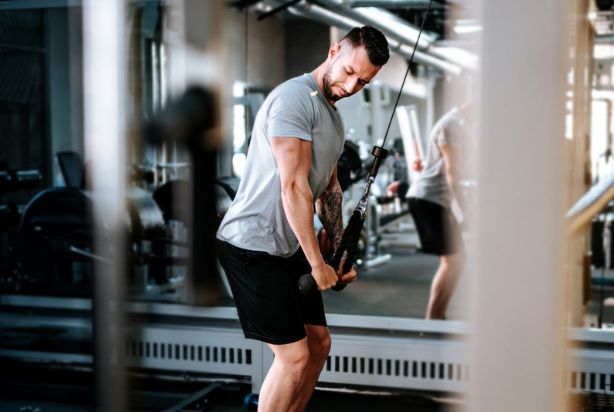 Treino de bíceps: 4 exercícios para melhorar os resultados