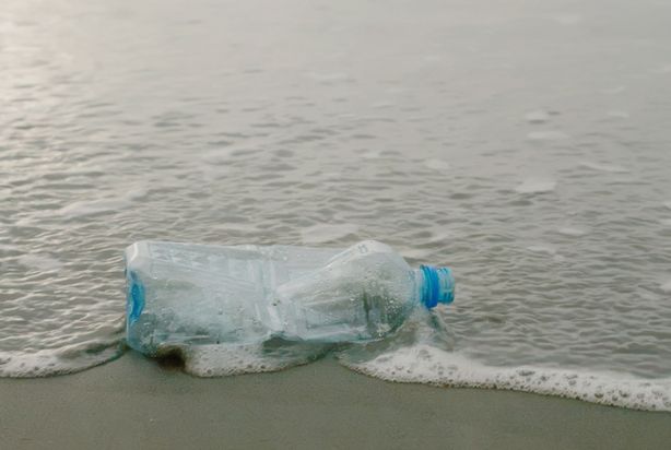 garrafa plástica perto do mar
