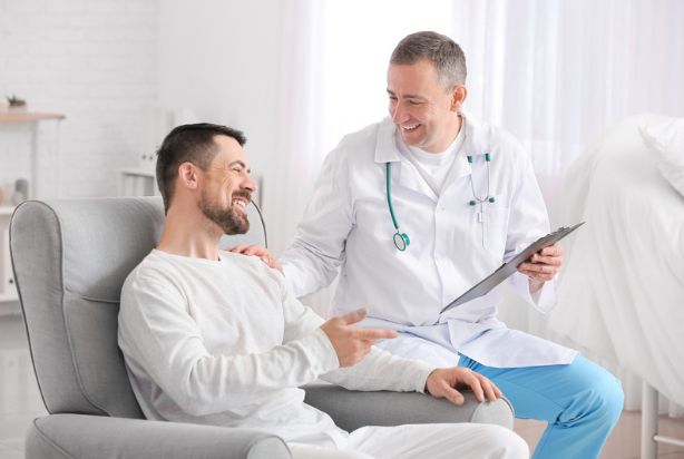 médico conversando o paciente sobre câncer de próstata