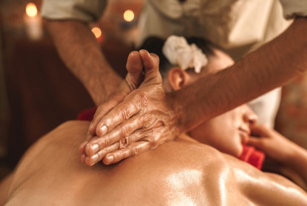 Mulher recebendo massagem