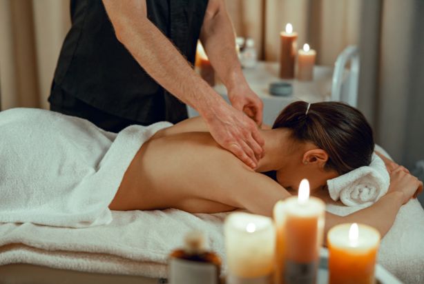 mulher fazendo massagem no corpo