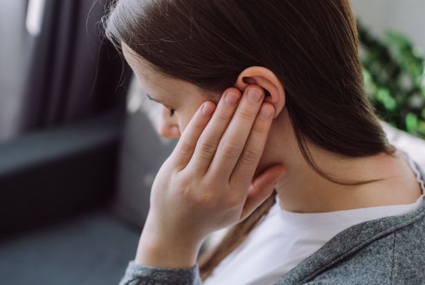 mulher com dor de ouvido 