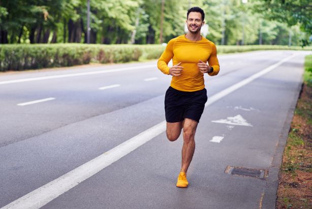 homem correndo 5 km na rua