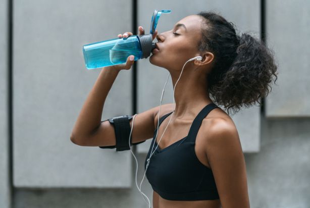 mulher bebendo água após correr 5 km