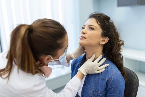 mulher fazendo exame preventivo de linfoma